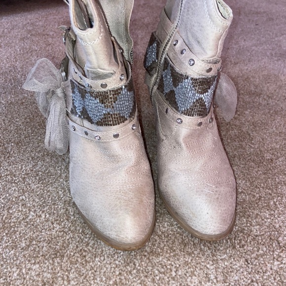 Chic boots - Picture 2 of 3